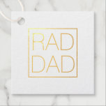 Etiquetas Para Recuerdos Tipografía de oro de Rad Dad y diversión minimalis<br><div class="desc">Tipografía de oro de Rad Dad dentro de la tipografía minimalista cuadrada moderna y divertida moda Relieve metalizado Favor Tags. Gran regalo para tu padre por el Día del Padre o por su cumpleaños. Compruebe el resto de la colección para buscar elementos de coordinación coincidentes.</div>