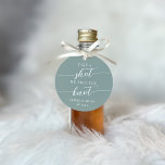 Etiquetas Para Recuerdos Toma un disparo, nos atamos al Boda del nudo<br><div class="desc">Comencemos con el fiesta con estas etiquetas de favor diseñadas para pegarse a vasos de disparo o botellas de licor mini. Funciones de diseño "toma una foto, atamos el nudo" en el serif clásico y la caligrafía grabada con letras en un fondo verde polvoriento. Personalice con sus iniciales y fecha...</div>