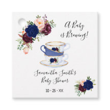 Un bebé está preparando un té de la marina para un