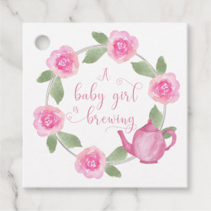 Etiquetas Para Recuerdos Una niña bebé está preparando una guirnalda floral