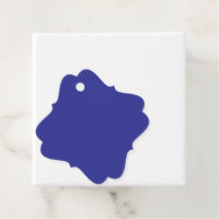 una pared azul con un reloj