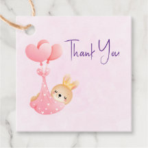 Una pequeña conejita en una manta cardíaca