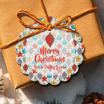 Etiquetas Para Recuerdos Vintage Christmas Tree Ornaments Holiday Scallops<br><div class="desc">Feliz Navidad regalo personalizado de vieiras redondas - las etiquetas de los favores de la fiesta incluyen adornos vintage de árbol de Navidad en rojo, oro, púrpura, turquesa y menta y tu saludo y nombre en letras de moda. Se pueden modificar todo el texto, las fuentes y los colores de...</div>