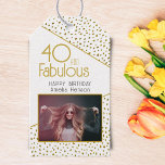 Etiquetas Para Regalos 40 y Fabulous Gold Purpurina Photo 40th Birthday<br><div class="desc">40 y Fabulous Gold Purpurina Photo 40th Birthday Gift Tag (Etiqueta de regalo de cumpleaños 40). ¡Esta etiqueta de regalo es la adición perfecta a cualquier regalo! Cuenta con una foto personalizado, una tipografía de moda y falsos puntos purpurinas de oro. La foto puede ser personalizada para hacer el regalo...</div>