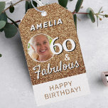 Etiquetas Para Regalos 60 y Fabulous Gold Purpurina 60th Birthday Photo<br><div class="desc">60 y Fabulous Gold Purpurina 60th Birthday Party Photo Gift Tag. Purpurina de oro falso con una foto en un marco redondo. Esta etiqueta de regalo es perfecta para añadir un toque de glamour a las celebraciones de cumpleaños. La etiqueta presenta un impresionante diseño de purpurina dorado. Es un accesorio...</div>
