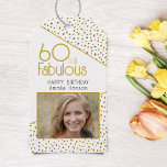 Etiquetas Para Regalos 60 y Fabulous Gold Purpurina Photo 60th Birthday<br><div class="desc">60 y Fabulous Gold Purpurina Photo 60th Birthday Gift Tag (Etiqueta de regalo de cumpleaños 60). Diseño moderno y elegante con foto personalizado,  tipografía de moda y falsos puntos purpurinas de oro. Haz tus propias etiquetas de cumpleaños número 60 para ella.</div>