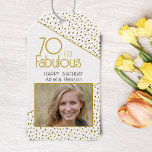 Etiquetas Para Regalos 70 y Fabulous Gold Purpurina Photo 70th Birthday<br><div class="desc">70 y Fabulous Gold Purpurina Photo 70th Birthday Gift Tag. ¡Esta etiqueta de regalo es la adición perfecta a cualquier regalo! Cuenta con una foto personalizado, una tipografía de moda y falsos puntos purpurinas de oro. La foto puede ser personalizada para hacer el regalo aún más especial. La tipografía es...</div>