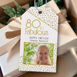 Etiquetas Para Regalos 80 y Fabulous Gold Purpurina Photo 80th Birthday<br><div class="desc">80 y Fabulous Gold Purpurina Photo 80th Birthday Gift Tag (Etiqueta de regalo de cumpleaños 80). ¡Esta etiqueta de regalo es la adición perfecta a cualquier regalo! Cuenta con una foto personalizado, una tipografía de moda y falsos puntos purpurinas de oro. La foto puede ser personalizada para hacer el regalo...</div>