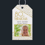 Etiquetas Para Regalos 80 y Fabulous Gold Purpurina Photo 80th Birthday<br><div class="desc">80 y Fabulous Gold Purpurina Photo 80th Birthday Gift Tag (Etiqueta de regalo de cumpleaños 80). ¡Esta etiqueta de regalo es la adición perfecta a cualquier regalo! Cuenta con una foto personalizado, una tipografía de moda y falsos puntos purpurinas de oro. La foto puede ser personalizada para hacer el regalo...</div>