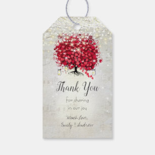 Etiquetas Para Regalos Árbol de hojas del corazón rojo debajo de las etiq