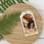 Etiquetas Para Regalos Arco floral de melocotón romántico y lindo para fo<br><div class="desc">Etiquetas de regalo de arco floral de melocotón romántico y lindo para boda. El diseño tiene un fondo de acuarela con flores de color melocotón y espacio para agregar una foto y los nombres de la pareja recién casada. Estas etiquetas de regalo se pueden personalizar cambiando los nombres de la...</div>