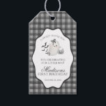 Etiquetas Para Regalos Black Gingham Little Boo Ghost Birthday Favor<br><div class="desc">¡Hey boo! Prepárate para una celebración esquiátrica con nuestra decoración de fiestas temáticas de Ghost Cute! Este encantador diseño cuenta con un fantasma adorable sosteniendo una cesta de calabaza, colocada en un borde ondulado negro y un preppy fondo de gingham. Perfecto para una celebración divertida y festiva de Halloween. Seamos...</div>
