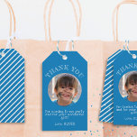 Etiquetas Para Regalos Blue Gracias foto de Birthday Boy<br><div class="desc">Blue Gracias Marcas de regalo de foto de cumpleaños. Cumpleaños etiqueta de favores de foto para niños - gracias a tu invitado de cumpleaños por venir a la fiesta de cumpleaños. El texto y el nombre están en color blanco. El fondo es azul. Inserta su foto en la plantilla y...</div>