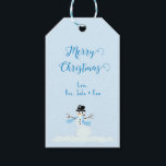 Etiquetas Para Regalos Bolsas De Regalo De Snowman Blue Merry Christmas<br><div class="desc">Etiquetas de regalo de Navidad azul claro con diseño de arte de muñecos de nieve. Personalizar el saludo, o usa la muestra, "Feliz Navidad", y agrega una firma en azul. Toda la redacción es fácil de cambiar o suprimir. Un pequeño muñeco de nieve (mi propio diseño gráfico) decora el fondo...</div>