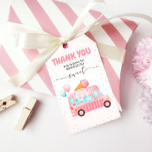 Camión de crema de hielo rosado aquí es cumpleaños