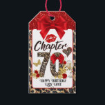 Etiquetas Para Regalos Capítulo 70 Red & Gold Leopard 70th Birthday Fancy<br><div class="desc">Con un diseño de cumpleaños número 70 con el capítulo 70 centrado con el número 70 de la impresión Leopard. Texto de "Capítulo 70" con un lápiz labial rojo besando el leopardo y el corazón rojo, mariposa dorada, vasos de champán con rosas rojos y dorados y un gran arco de...</div>