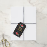 Etiquetas Para Regalos Chalkboard Merry Christmas Wreath Gift Tag<br><div class="desc">Diseñado para nuestra colección de Feliz Navidad,  esta etiqueta de regalo de personalizable incluye fondo de pizarra,  adornos de navidad,  fuentes de texto de escritura a mano en oro junto con 2 secciones de personalizable. Elementos coincidentes disponibles.</div>