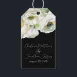 Etiquetas Para Regalos Color de agua romántico Ranunculus blanco sobre ne<br><div class="desc">Estas románticas etiquetas de regalo floral presentan un elegante fondo negro con flores de color canela. En la parte superior hay un delicado ramo de ranunculus y vegetación. A continuación se imprimen los nombres de ejemplo de una pareja recién casada y la fecha del boda. Puede personalizar las etiquetas de...</div>