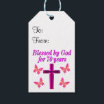 ETIQUETAS PARA REGALOS CRISTIAN PINK 70TH BIRTHDAY CROSS DISEÑN<br><div class="desc">Este cristiano y alegre de 70 años adorará celebrar cumplir 70 años con este hermoso diseño de 70 años de cruz rosa y mariposa en Tees, bolsas de té, tazas, almohadas y regalos. Delibera a su espiritual y a su Dios amando a los 70 años con un regalo de cumpleaños...</div>