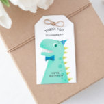 Etiquetas Para Regalos Cute Green Dinosaur Birthday Party Gracias Por Fav<br><div class="desc">Graciosa y linda etiqueta de regalo de fiesta de cumpleaños para la fiesta temática de dinosaurios de su hijo. ilustracion de estilo personalizado de un dinosaurio verde con picos amarillos. El rex de t lleva una corbata azul y un pequeño gorra fiesta. Sobre el t-rex dice "Gracias por pisotear". En...</div>