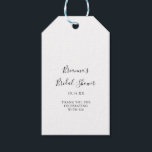 Etiquetas Para Regalos Ducha Minimalista simple para novias<br><div class="desc">Estas simples etiquetas minimalistas de regalo de la ducha de novia son perfectas para una moderna ducha nupcial. El diseño,  sencillo y elegante,  presenta una tipografía de escritura clásica y elegante en blanco y negro.</div>