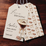 Etiquetas Para Regalos El amor está preparando la ducha de novia Espresso<br><div class="desc">Celebra a la futura novia con una moda "El amor se está reproduciendo" espresso martini chapa de regalo para la ducha de novia.</div>