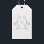 Etiquetas Para Regalos Elegante Wreath floral moderna en blanco/negro<br><div class="desc">Elegante diseño moderno de etiquetas de regalo en blanco y negro acentuado con una corona floral botánica dibujada a mano ideal para cualquier ocasión especial, incluyendo bodas, fiestas de novias, aniversarios y más. Personalizar con facilidad con su información personal incluyendo monograma e iniciales en la parte posterior de la tarjeta....</div>