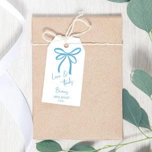 Etiquetas Para Regalos Ella está atando el favor del arco de la cinta azu
