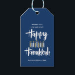 Etiquetas Para Regalos Felices vacaciones de Hanukkah Candles Blue person<br><div class="desc">Feliz Hanukkah en la tipografía de pincel de estilo con letras a mano y velas en tonos azules y amarillos. Las etiquetas de regalo son perfectas para esta temporada de vacaciones de regalo. Estas etiquetas son perfectas para botellas de vino, galletas o cualquier otra bebida casera. Las tarjetas se revertirán...</div>