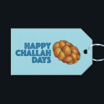 Etiquetas Para Regalos Feliz Día de Desafíos Hanukkah Chanukah<br><div class="desc">La etiqueta Gift muestra un ilustracion original de un pan de jalá, con FELIZ DÍAS DE CHALA en una fuente divertida. ¡Excelente para dar regalos en Hanukkah! Este ilustracion también está disponible en otros productos. ¿No ves lo que estás buscando? ¿Necesita ayuda con la personalización? Contacte con Rebecca para que...</div>