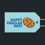 Etiquetas Para Regalos Feliz Día de Desafíos Hanukkah Chanukah<br><div class="desc">La etiqueta Gift muestra un ilustracion original de un pan de jalá, con FELIZ DÍAS DE CHALA en una fuente divertida. ¡Excelente para dar regalos en Hanukkah! Este ilustracion también está disponible en otros productos. ¿No ves lo que estás buscando? ¿Necesita ayuda con la personalización? Contacte con Rebecca para que...</div>