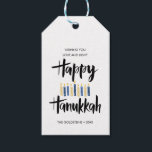 Etiquetas Para Regalos Feliz feriado por las velas de Hanukkah personaliz<br><div class="desc">Feliz Hanukkah en la tipografía de pincel de estilo con letras a mano y velas en tonos azules y amarillos. Las etiquetas de regalo son perfectas para esta temporada de vacaciones de regalo. Estas etiquetas son perfectas para botellas de vino, galletas o cualquier otra bebida casera. Las tarjetas se revertirán...</div>