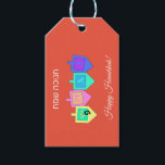 Etiquetas Para Regalos Feliz Hannukah English Hebrew<br><div class="desc">Hay una variedad de colores de fondo para proporcionar un fondo alegre o más elegante para las imágenes del dreidel y el saludo Happy Hanuka en hebreo e inglés. Las letras hebreas en los lados del dreidel representan: Un gran milagro ocurrió aquí, como el dicho viene en Israel. Fuera de...</div>