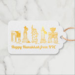 Etiquetas Para Regalos Feliz Hanukkah desde Nueva York, NYC Chanukah<br><div class="desc">La etiqueta Gift muestra un ilustracion original de una fila de monumentos clásicos de la ciudad de Nueva York, "vestidos" para la festividad judía de Hanukkah. Este diseño vacacional también está disponible en otros productos. También hay disponible una versión para Navidades. ¿No ves lo que estás buscando? ¿Necesita ayuda con...</div>
