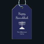 Etiquetas Para Regalos Feliz Hanukkah Menorah Azul simple<br><div class="desc">Feliz Hanukkah Blue Holiday etiqueta de regalo,  con una simple menorah blanca y diseño de tipografía de escritura. Con letras en personalizable blanco,  puede añadir su propia información. Una forma festiva de enviar regalos especiales esta temporada de vacaciones.</div>