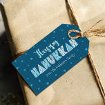 Etiquetas Para Regalos Feliz Hanukkah moderna tipografía caprichosa Verde<br><div class="desc">"Feliz Hanukkah". La fantástica tipografía artesanal junto con un patrón al azar de la estrella de David en azul polvoriento claro, todo sobre líneas dibujadas a mano azul marino a medianoche y un fondo azul verde azulado oscuro te ayudan a iniciar el festival de las luces. Las líneas azul claro...</div>