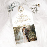 Etiquetas Para Regalos Foto de Gold Merry y casados con recién casados<br><div class="desc">Esta etiqueta de regalo para Navidades incluye elegantes y románticas letras de caligrafía rápída con una foto,  y un sencillo patrón de Navidades en la espalda. Para una personalización más avanzada de este diseño,  haga clic en el BOTÓN HERRAMIENTA DE DISEÑO AZUL de arriba.</div>
