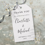 Etiquetas Para Regalos Gracias A La Boda De Guión Blanco Y Negro<br><div class="desc">Con nombres de estilo de firma,  esta elegante etiqueta en blanco y negro se puede personalizar con su información especial de agradecimiento en letras de moda. Diseñado por Thisisnotme©</div>