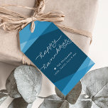 Etiquetas Para Regalos Guión geográfico azul marino Hanukkah<br><div class="desc">Vestir sus regalos de Hanukkah con estas elegantes y modernas etiquetas en azul marino vibrante. Las formas geométricas superpuestas en tonos degradados de verde azulado oscuro proporcionan el telón de fondo perfecto para "Happy Hanukkah" en la tipografía moderna de estilo blanco manuscrito y dos líneas de tu texto personalizado.</div>