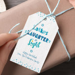 Etiquetas Para Regalos Hanukkah Latkes Risas Tipografía Ligera Rustica<br><div class="desc">"Lágrimas, risas y luz". Una tipografía divertida, artesanal, de color azul polvoriento, turquesa y verde azulada sobre un fondo blanco rústico de madera le ayudará a participar en el festival de las luces. Las líneas blancas dibujadas a mano y el patrón azul claro de las estrellas de David superponen un...</div>