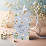 Etiquetas Para Regalos Hermosa Daisy Wild One First Birthday Gracias<br><div class="desc">Hermosa 'Wild One' Daisy con el tema del primer cumpleaños Gracias etiqueta de regalo. El diseño presenta un fondo azul pálido,  que se puede cambiar a cualquier color,  acuarela daisies de flores silvestres para la decoración y una plantilla de personalizable usando una combinación de escritura caligráfica y fuente serif.</div>