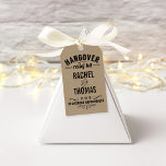 Etiquetas Para Regalos Kit de alivio de la mano | Favor de la Recuperació<br><div class="desc">¡Envíe a sus invitados a casa con todo lo que necesitarán para recuperarse de la gran noche! Reúne elementos esenciales como analgésicos, agua y aperitivos, y etiquetar los paquetes de cuidado con estas divertidas etiquetas de regalo. El diseño presenta "Kit de Alivio de la resaca de resaca - en enfermedad...</div>