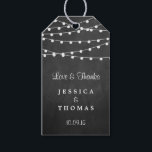 Etiquetas Para Regalos La Cadena Se Ilumina En La Colección Boda Chalkboa<br><div class="desc">Sencillo pero elegante, las luces de cuerda de la colección de bodas de pizarra son un diseño impresionante con bonitas luces de cuerda colgantes blancas en el fondo de un efecto de pizarra, perfecto para cualquier celebración boda moderna. Estas etiquetas pueden ser personalizadas para su ocasión especial y harían del...</div>