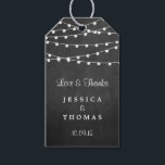 Etiquetas Para Regalos La Cadena Se Ilumina En La Colección Boda Chalkboa<br><div class="desc">Sencillo pero elegante, las luces de cuerda de la colección de bodas de pizarra son un diseño impresionante con bonitas luces de cuerda colgantes blancas en el fondo de un efecto de pizarra, perfecto para cualquier celebración boda moderna. Estas etiquetas pueden ser personalizadas para su ocasión especial y harían del...</div>