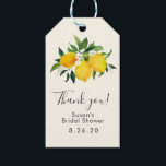 Etiquetas Para Regalos Lemon Bridal Shower Gift Tag, Gracias<br><div class="desc">Una gran etiqueta de regalo para una ducha de novia con limones amarillos pintados de color agua y hojas verdes, acentuadas con flores blancas delgadas. El fondo es un diseño de rayas amarillas muy claras.Utilice el formulario de plantilla para agregar el texto personalizado. La función "personalizar más adelante" se puede...</div>