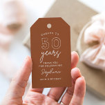 Etiquetas Para Regalos LOLA 50th Birthday Party Favor Tag Terracota<br><div class="desc">La colección Lola desprende una elegancia moderna con líneas elegantes y una tipografía contemporánea. Sus matices femeninos están bellamente equilibrados con una declaración audaz,  lo que lo convierte en una elección ideal para la novia vivaz y moderna.</div>