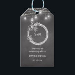 Etiquetas Para Regalos Mason Jar Chalkboard, Boda blanco negro<br><div class="desc">Etiquetas de regalo de Boda blanco negro con fondo rústico de pizarra,  luces de cuerda,  frasco de albañil,  corona floral y dos iniciales. Más productos con este diseño en la colección de abajo.</div>