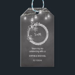Etiquetas Para Regalos Mason Jar Chalkboard, Boda blanco negro<br><div class="desc">Etiquetas de regalo de Boda blanco negro con fondo rústico de pizarra,  luces de cuerda,  frasco de albañil,  corona floral y dos iniciales. Más productos con este diseño en la colección de abajo.</div>