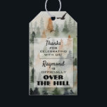 Etiquetas Para Regalos Misty Forest Birthday Party Favor Hang Tags<br><div class="desc">Una selva nublada es el tema perfecto para una fiesta masculina de cumpleaños, fiesta de retiro para un cazador o forastero y más. Se puede cambiar todo el texto y las fuentes, simplemente haga clic en el botón PERSONALIZAR. Las invitaciones, servilletas, platos, cajas de favores, tazas, etiquetas de colgar para...</div>