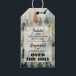 Etiquetas Para Regalos Misty Forest Birthday Party Favor Hang Tags<br><div class="desc">Una selva nublada es el tema perfecto para una fiesta masculina de cumpleaños, fiesta de retiro para un cazador o forastero y más. Se puede cambiar todo el texto y las fuentes, simplemente haga clic en el botón PERSONALIZAR. Las invitaciones, servilletas, platos, cajas de favores, tazas, etiquetas de colgar para...</div>